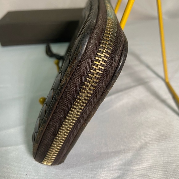 Bottega Veneta Unisex Brown Leather Zip-Around Wallet - Picture 5 of 8